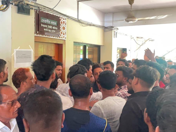 বাগাতিপাড়া উপজেলা নির্বাহী কর্মকর্তার কার্যালয়ের সামনে বিক্ষোভ। ছবি: স্টার