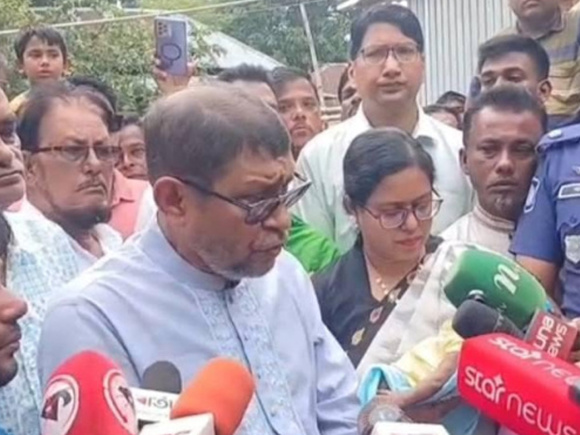 সাংবাদিকদের সঙ্গে কথা বলছেন স্বাস্থ্যমন্ত্রী সরদার মো. সাখাওয়াত হোসেন। ছবি: স্টার