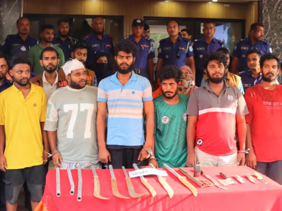 গ্রেপ্তার আসামিরা। ছবি: স্টার