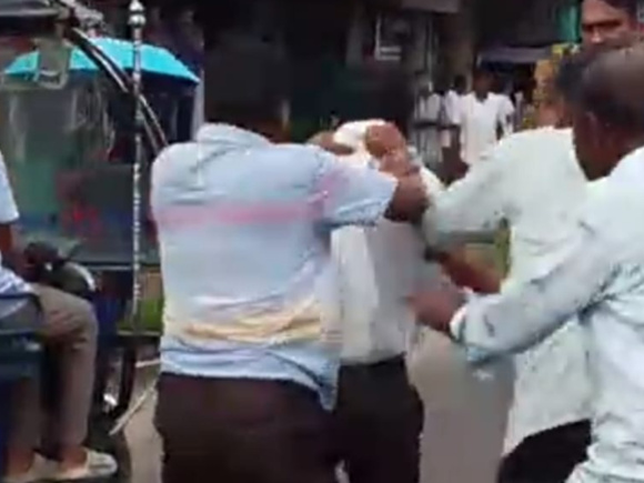 এক চা শ্রমিককে মারধর করা হচ্ছে। ছবি: ভিডিও থেকে নেওয়া