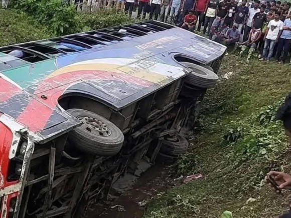  খাদে পড়ে যাওয়া বাসটি। ছবি: স্টার