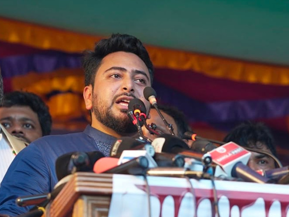 সমাবেশে বক্তব্য দিচ্ছেন এনসিপির আহ্বায়ক ও বিরোধীদলীয় চিফ হুইপ নাহিদ ইসলাম। ছবি: সংগৃহীত