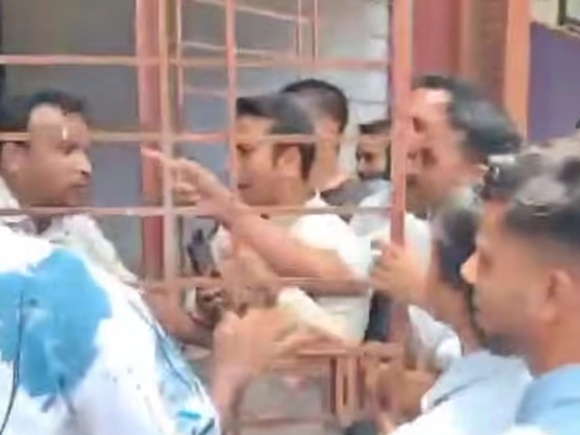 ইউএনও কার্যালয়ের সামনে বিক্ষোভকারীরা। ছবি: ভিডিও থেকে নেওয়া