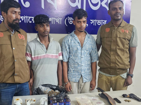 সাভারে অস্ত্র-মাদকসহ গ্রেপ্তার ২