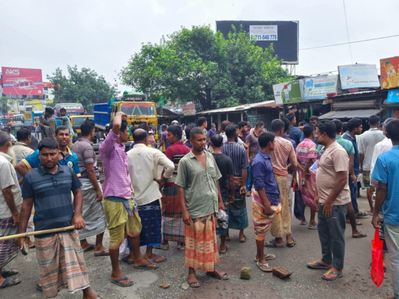 পুঠিয়ায় মহাসড়ক অবরোধ