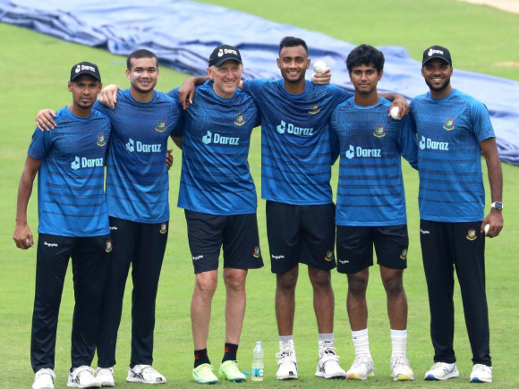 Allan Donald & five pacers 