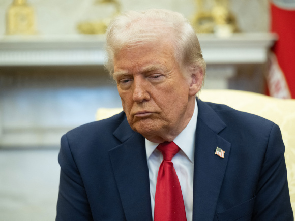 ওভাল অফিসে বিরস বদনে জেলেনস্কির (ছবিতে নেই) বক্তব্য শুনছেন ট্রাম্প। ছবি: এএফপি