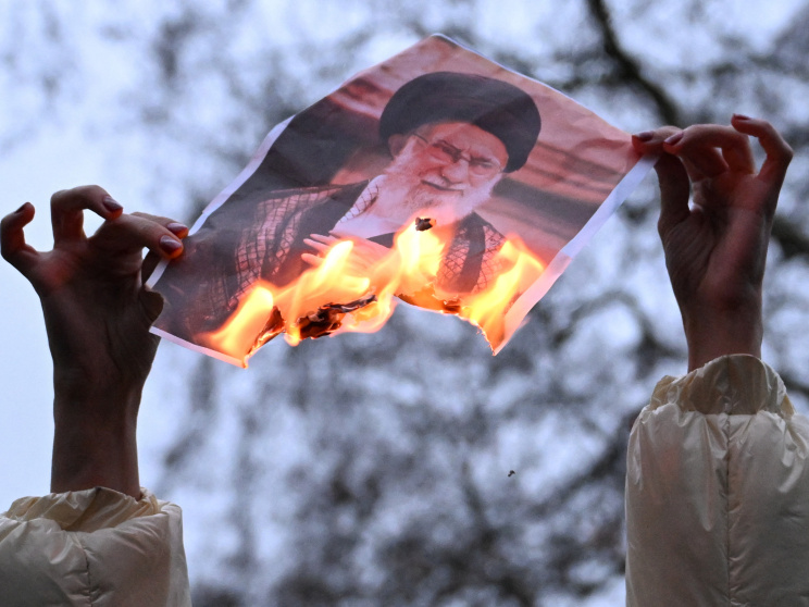 লন্ডনে খামেনির ছবি পুড়িয়ে ইরানের জনগণের পাশে থাকার অঙ্গীকার করছেন মানবাধিকার কর্মী স্টিফেন ইয়াক্সলি লেনন। ছবি: রয়টার্স