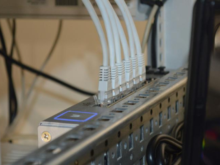 ইন্টারনেটের গতি ৫ গুণ বাড়িয়েছে বিটিসিএল। প্রতীকী ছবি: টমাস জেনসেন/আনস্প্ল্যাশড