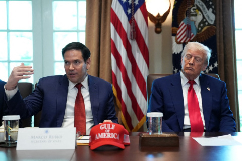 মন্ত্রিসভা বৈঠকে মার্কো রুবিওর কথা গভীর মনোযোগ দিয়ে শুনছেন ট্রাম্প। ছবি: এএফপি