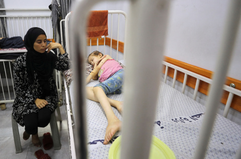 অপুষ্টিতে ভুগছে ইয়ানা আয়াদ। সঙ্গে তার মা নাসমা আয়াদ। ছবি: রয়টার্স