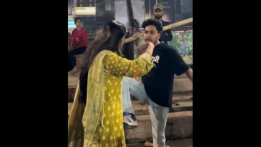 টিএসসিতে তরুণীকে হেনস্তা করা হয়। ছবি: ভিডিও থেকে নেওয়া