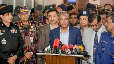 স্বরাষ্ট্র উপদেষ্টা লেফটেন্যান্ট জেনারেল (অব.) মো. জাহাঙ্গীর আলম চৌধুরী আজ খুলনায় আইনশৃঙ্খলা বিষয়ক মতবিনিময় সভা শেষে সাংবাদিকদের সঙ্গে কথা বলেন। ছবি: পিআইডি