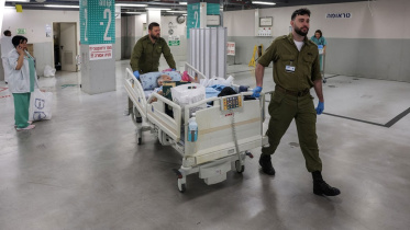 সাইরেনের শব্দ বেজে উঠার পর তেল আবিবের একটি হাসপাতাল থেকে রোগীদের নিরাপদ জায়গায় সরিয়ে নেওয়া হচ্ছে। ২৮ ফেব্রুয়ারি, ২০২৬। ছবি: এএফপি