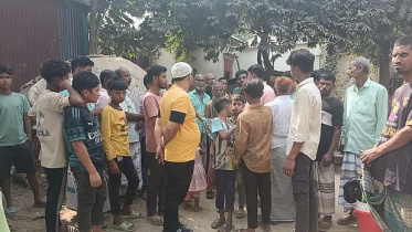 ভৈরবে ভোটকেন্দ্র এলাকায় আইনশৃঙ্খলা রক্ষাকারী বাহিনীর সদস্যদের তাড়া খেয়ে রাজ্জাক মিয়া নামে একজন মারা গেছেন বলে অভিযোগ উঠেছে। তাঁর মরদেহ দেখতে স্থানীয় লোকজন তাঁর বাড়িতে জড়ো হন। বৃহস্পতিবার দুপুরেছবি: প্রথম আলো