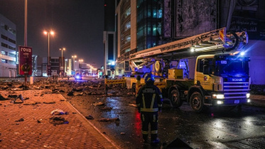 বাহরাইনের মানামার একটি ভবনে মিসাইল হামলার পর আগুন নেভানোর চেষ্টা করা হচ্ছে। ফাইল ছবি: এএফপি।