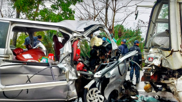 দুর্ঘটনায় দুমড়ে-মুচড়ে গেছে মাইক্রোবাস। ছবি: স্টার