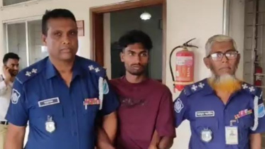  আদালত প্রাঙ্গণে কারাদণ্ডপ্রাপ্ত আসামি রাশেদ মোল্লা। ছবি: স্টার