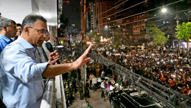 রাজধানীর নয়াপল্টনে বিএনপির কেন্দ্রীয় কার্যালয়ের ব্যালকনিতে দাঁড়িয়ে উপস্থিত নেতাকর্মীদের উদ্দেশে বক্তব্য দেন প্রধানমন্ত্রী ও বিএনপির চেয়ারম্যান তারেক রহমান। ২৮ মার্চছবি : পিএমও