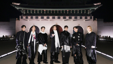 'ফিরে আসার' কনসার্ট শুরুর আগে ছবির জন্য পোজ দেন বিটিএসের ৭ সদস্য। ছবি: রয়টার্স