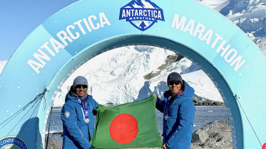 এজাজ আহমাদ ও আসিফ জহির। ছবি: সংগৃহীত