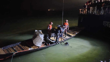 দৌলতদিয়ায় বাস নদীতে