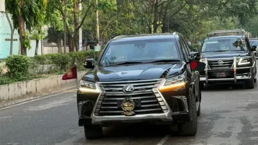 প্রধানমন্ত্রী হিসেবে তারেক রহমান দায়িত্ব গ্রহণের পর প্রথমবারের মতো আজই তাঁর গাড়ির স্ট্যান্ডে জাতীয় পতাকা সংযুক্ত করা হয়ছবি: বাসস