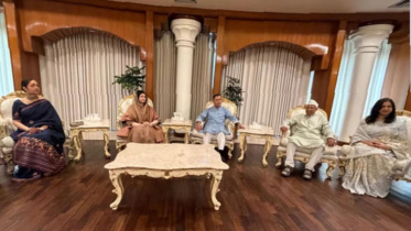 বিদেশী কূটনীতিকদের সঙ্গে প্রধানমন্ত্রীর শুভেচ্ছা বিনিময়।