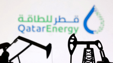 থ্রিডি ব্যাকগ্রাউন্ডে কাতারএনার্জির লোগো। ছবি: রয়টার্স