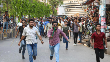  ‘গুপ্ত’ লেখা নিয়ে সংঘর্ষে জড়ান ছাত্রদল ও শিবিরের নেতাকর্মীরা। ছবি: স্টার