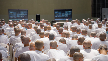 ভিডিও লিংকের মাধ্যমে কারাগার থেকে কয়েদীরা শুনানিতে অংশ নেন। ছবি: রয়টার্স