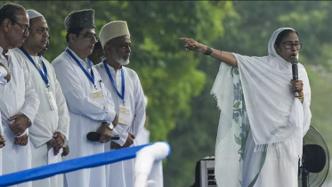 ঈদুল ফিতরের পর কলকাতার মুসলিম সম্প্রদায়ের সদস্যদের উদ্দেশ্যে বক্তব্য রাখেন রাজ্যের মূখ্যমন্ত্রী মমতা বন্দ্যোপাধ্যায়। ছবি: সংগৃহীত