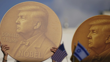 ট্রাম্পের ছবি হাতে ইসরায়েলের তেল আবিবে মার্কিন দূতাবাসের বাইরে বিক্ষোভ। ২ সেপ্টেম্বর, ২০২৫। ছবি: সংগৃহীত