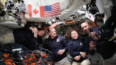 আর্টেমিস-২ নভোচারী ভিক্টর গ্লোভার (ডানে, মাইক্রোফোন হাতে) চাঁদের পথে যাওয়ার সময় ইস্টার উপলক্ষে কথা বলছেন। ছবি: নাসা