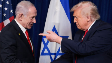 Donald Trump points his finger towards Benjamin Netanyahu