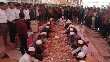 দানবাক্সের টাকা গণনা করছে মাদ্রাসার শিক্ষার্থীরা। ছবি: শেখ নাসির/স্টার