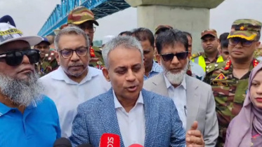 সাংবাদিকদের সঙ্গে কথা বলছেন মন্ত্রী শেখ রবিউল আলম। ছবি: স্টার
