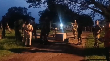  বিজিবি ও বিএসএফ সদস্যদের উপস্থিতিতে বাংলাদেশ পুলিশের কাছে মরদেহ হস্তান্তর করে ভারতীয় পুলিশ। ছবি: স্টার
