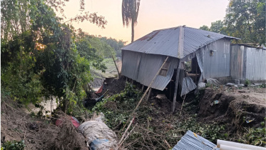 পাবনার অতল্লাপুর গ্রামে বিলের অতিরিক্ত পানি নিষ্কাশনের খালে আকস্মিক ভাঙন। ছবি: স্টার 