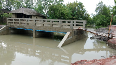  Name সাতক্ষীরার শ্যামনগরে ৩৩ লাখ টাকা ব্যয়ে নির্মিত সেতুর দুপাশে সংযোগ সড়ক নেই। ছবি: স্টার