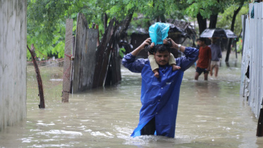   চট্টগ্রামে কাঁধে শিশুকে নিয়ে বন্যার পানি পার হচ্ছেন এক ব্যক্তি। ছবি: রাজিব রায়হান