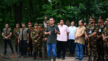 সেনাবাহিনীর গ্রীষ্মকালীন প্রশিক্ষণ মহড়া পরিদর্শনকালে কথা বলেন প্রধানমন্ত্রী তারেক রহমান। ছবি: প্রধানমন্ত্রীর কার্যালয়