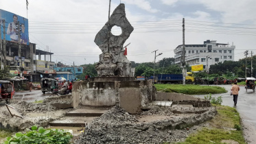 গতকাল শনিবার থেকে বীরশ্রেষ্ঠ হামিদুর রহমান চত্বর ভাঙার কাজ বন্ধ রয়েছে। ছবি: স্টার 