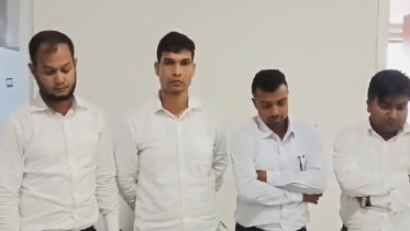 আটক চারজন। ছবি: ভিডিও থেকে নেওয়া
