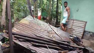 টর্নেডোর আঘাতে ক্ষতিগ্রস্ত একটি বাড়ি। ছবি: স্টার
