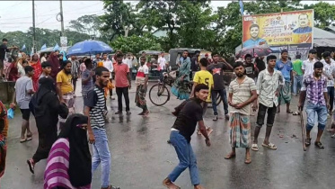  এক আসামির মৃত্যুর গুজবে  থানায় হামলা করে বিক্ষুব্ধরা। ছবি: সংগৃহীত