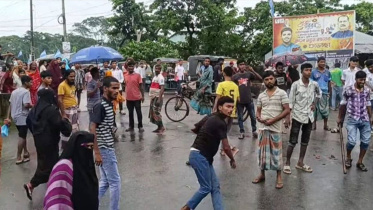 বৃহস্পতিবার বরিশালের আগৈলঝাড়া থানায় এক আসামির মৃত্যুর গুজবে থানায় হামলা করে বিক্ষুব্ধরা। ছবি: স্টার