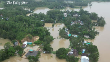 টানা বর্ষণ ও পাহাড়ি ঢলে সৃষ্ট বন্যায় সাতকানিয়ার বাজালিয়াসহ আশপাশের বিস্তীর্ণ এলাকা পানিতে তলিয়ে গেছে। ছবি: রাজীব রায়হান/ স্টার