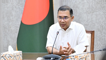 বাংলাদেশ সচিবালয়ে প্রধানমন্ত্রীর কার্যালয়ে ভোক্তা অধিকার অধিদপ্তর, নিরাপদ খাদ্য কর্তৃপক্ষ, বিএসটিআই এবং সিটি করপোরেশনসহ মাঠপর্যায়ে ভেজালবিরোধী অভিযান ও ভ্রাম্যমাণ আদালত পরিচালনাকারী কর্মকর্তাদের নিয়ে আয়োজিত সভায় প্রধানমন্ত্রী তারেক রহমান। ছবি: পিএমও
