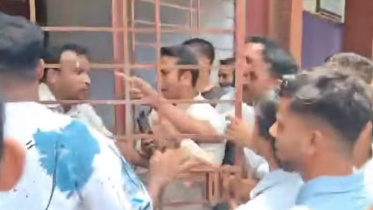 ইউএনও কার্যালয়ের সামনে বিক্ষোভকারীরা। ছবি: ভিডিও থেকে নেওয়া